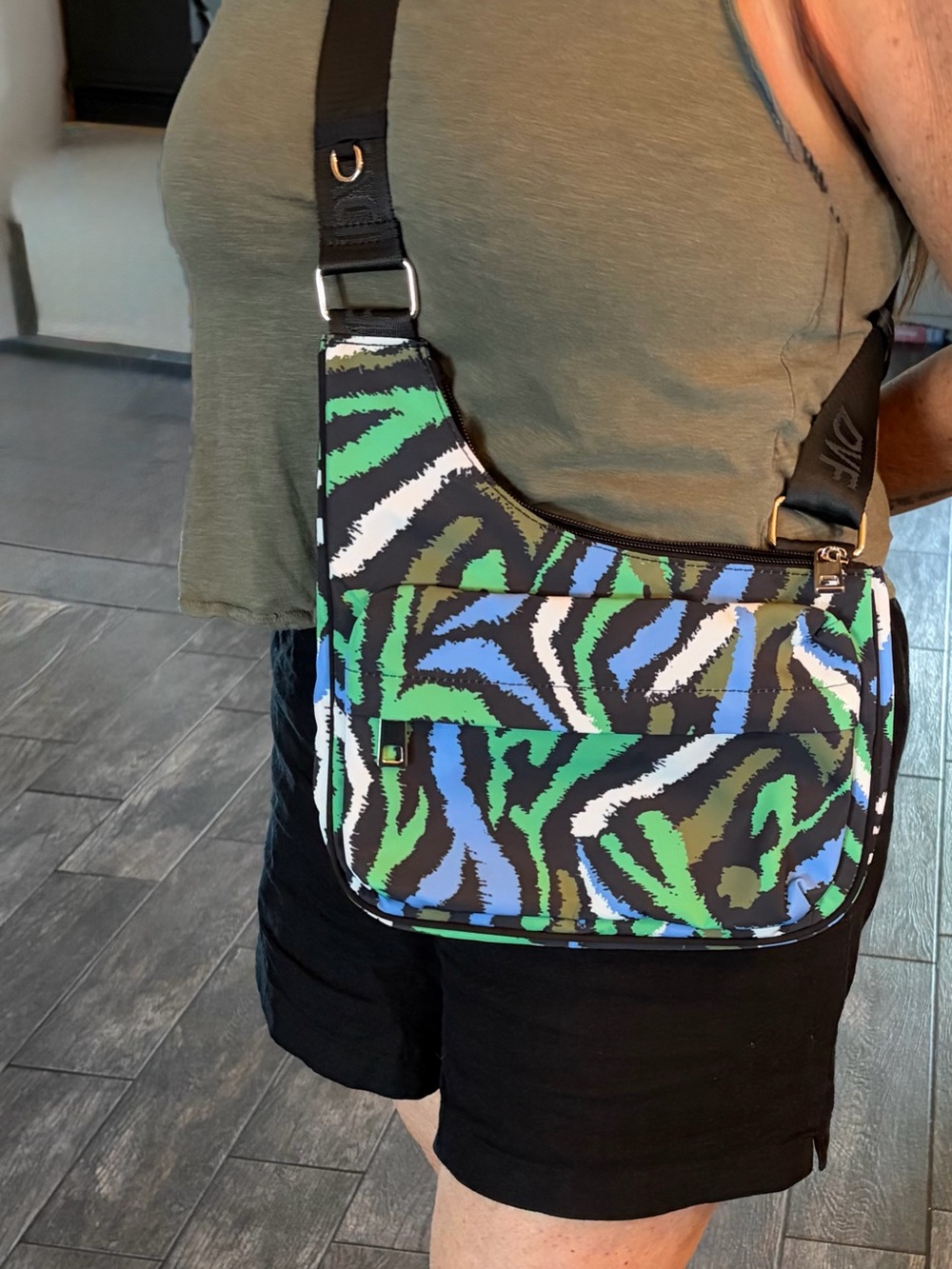 💙 Crossbody DVF Blue, Green & Black Zebra-Print Purse Bag NWOT - Picture 5 of 6